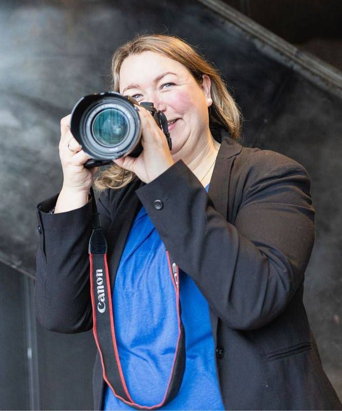 Anja med kamera foran øyet