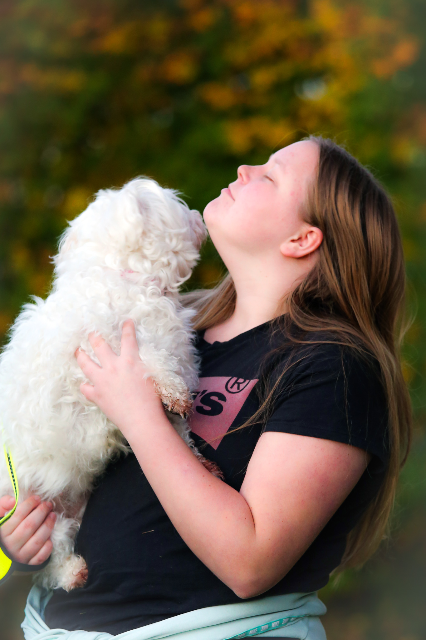 Jente som holder liten hund