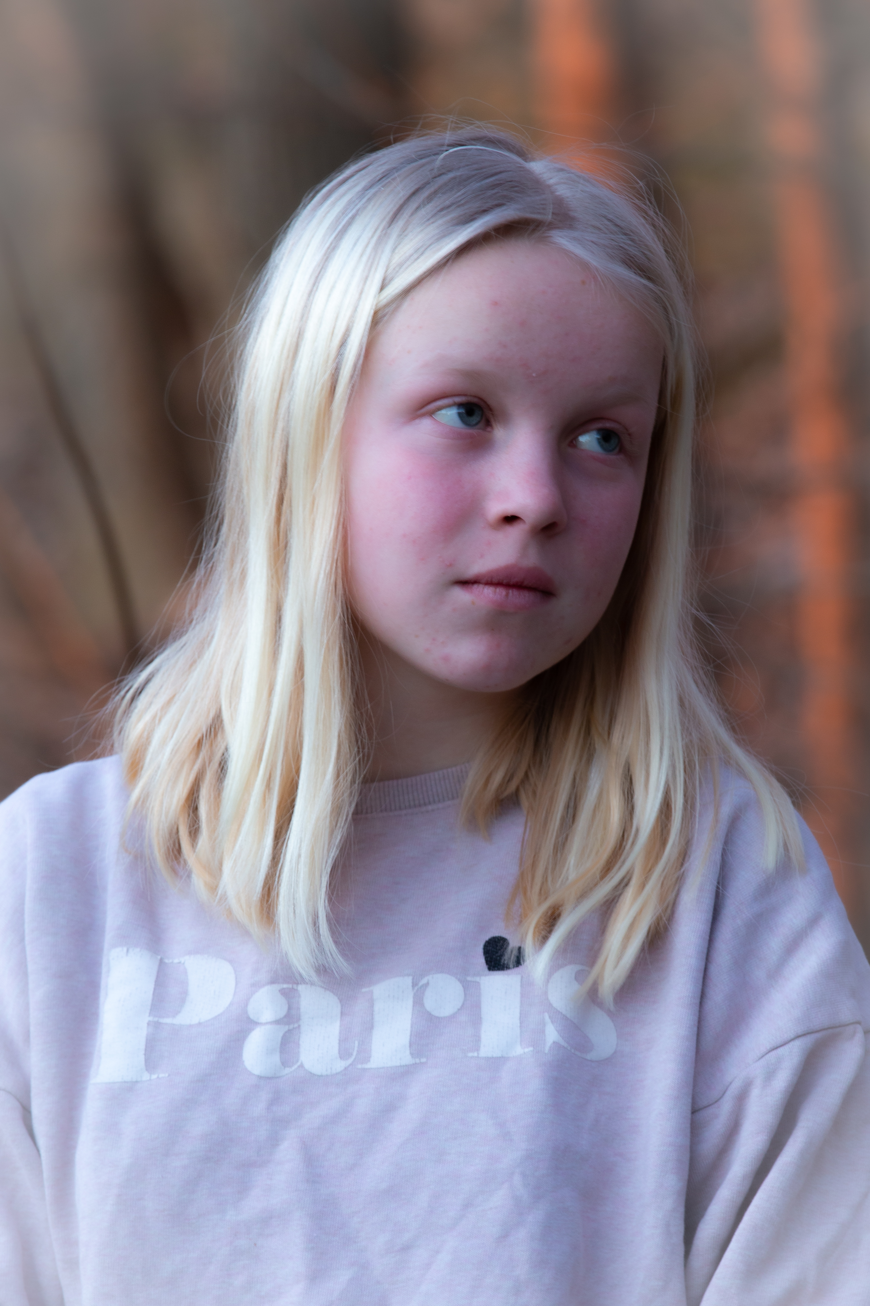Portrett av Mia med varm, uskarp bakgrunn