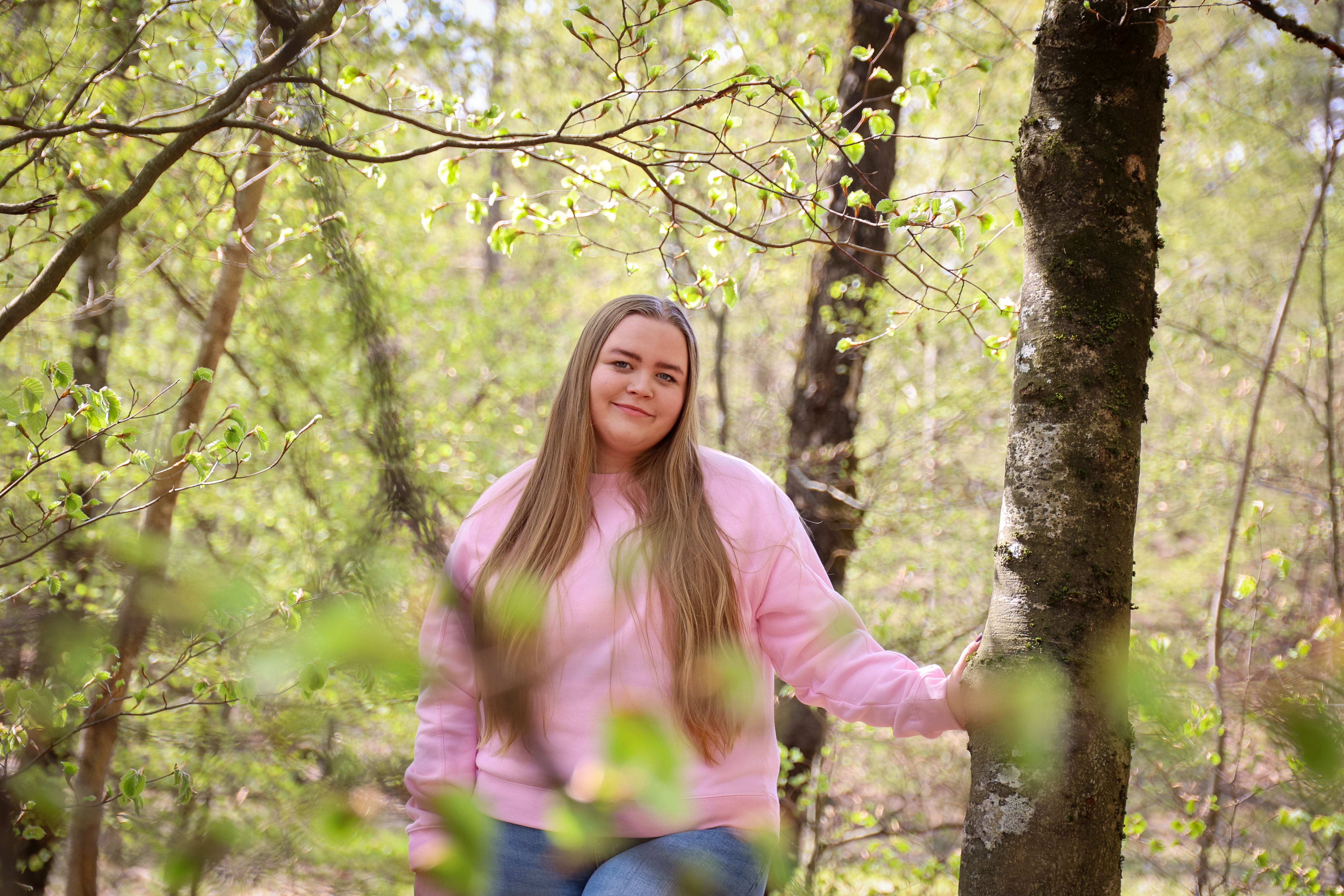 Portrett av ung mann i skogen